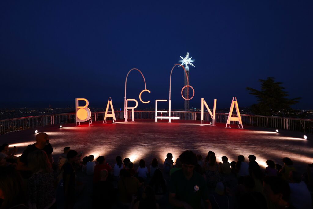 El Tibidabo il·lumina les lletres "Barcelona"