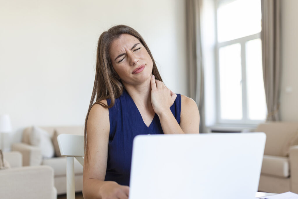 dolor cervical per mirar el mòbil